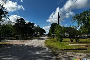 122 Rosa St, Edna, TX 77957 - Photo 5