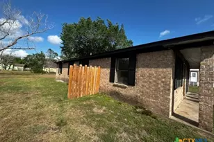 122 Rosa St, Edna, TX 77957 - Photo 3