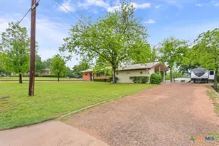 210 E Leon St, Gatesville, TX 76528 - Photo 3