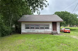 601 E 5th St, Nixon, TX 78140 - Photo 1