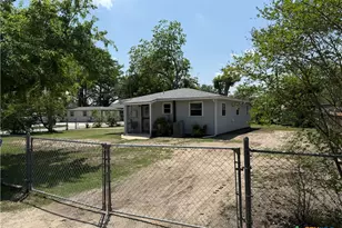 412 E Walnut St, Seguin, TX 78155 - Photo 23