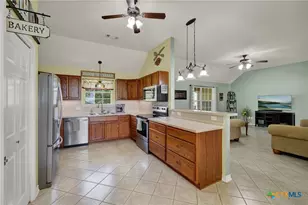 175 Creekwood Dr, Gonzales, TX 78629 - Photo 3