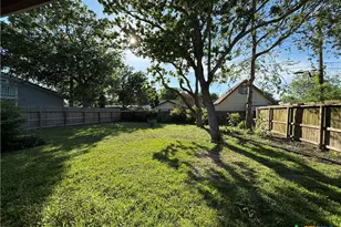 113 Bonham St, Port Lavaca, TX 77979 - Photo 3
