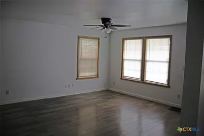 633 S Commerce Street, Lockhart, TX 78644 - Photo 11
