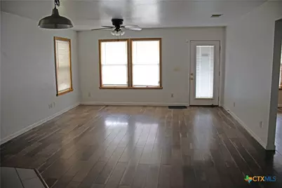 633 S Commerce Street, Lockhart, TX 78644 - Photo 3
