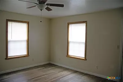 633 S Commerce Street, Lockhart, TX 78644 - Photo 15