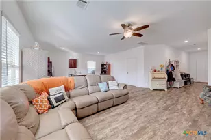 808 Circle Wy, Jarrell, TX 76537 - Photo 5