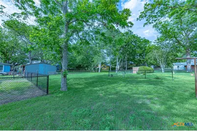 421 W Runk Street, Shiner, TX 77984 - Photo 17