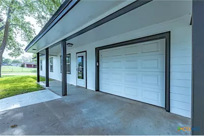 421 W Runk Street, Shiner, TX 77984 - Photo 3
