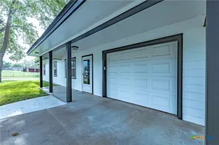 421 W Runk St, Shiner, TX 77984 - Photo 3