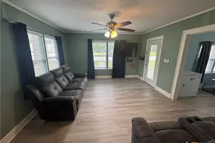 105 W Brackenridge St, Edna, TX 77957 - Photo 17