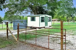 821 S Mill St, Flatonia, TX 78941 - Photo 13