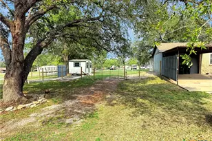 821 S Mill St, Flatonia, TX 78941 - Photo 17
