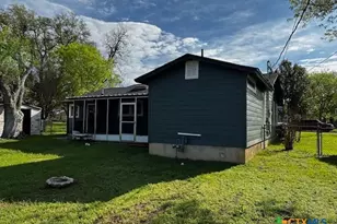 450 Wallace St, Seguin, TX 78155 - Photo 17