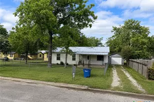 784 Samuels Ave, New Braunfels, TX 78130 - Photo 1
