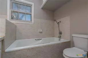 609 S Pecan Ave, Luling, TX 78648 - Photo 9