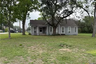 239 W High St, Goliad, TX 77963 - Photo 3