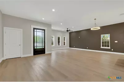 455 S Hackberry Avenue, New Braunfels, TX 78130 - Photo 3