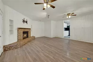 1006 Pecan St, Floresville, TX 78114 - Photo 11