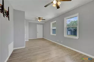 1006 Pecan St, Floresville, TX 78114 - Photo 17