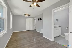 1006 Pecan St, Floresville, TX 78114 - Photo 19
