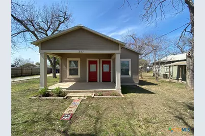 257 E Garza Street, New Braunfels, TX 78130 - Photo 1