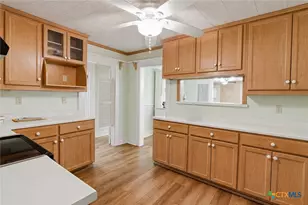 808 E Krezdorn St, Seguin, TX 78155 - Photo 13