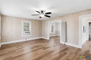 808 E Krezdorn St, Seguin, TX 78155 - Photo 9