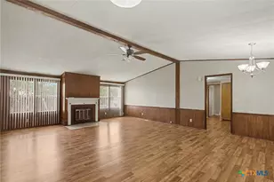 21 Berkshire Dr, Telferner, TX 77988 - Photo 5