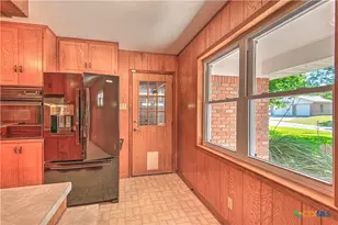 1810 N Beal St, Belton, TX 76513 - Photo 11