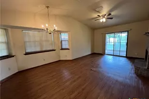 1020 Madeline St, New Braunfels, TX 78132 - Photo 5