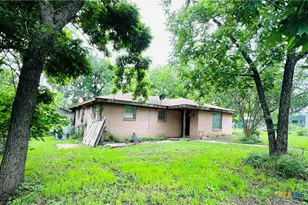 305 Yale St, Cameron, TX 76520 - Photo 13