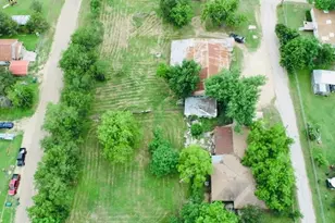 305 Yale St, Cameron, TX 76520 - Photo 1