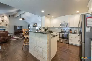 1421 Cottonwood Rd, Fischer, TX 78623 - Photo 7