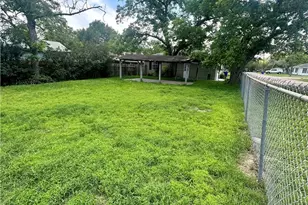 401 Walnut, Yoakum, TX 77954 - Photo 17