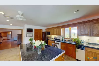 184 Russell Road, Victoria, TX 77904 - Photo 7