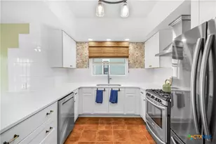 704 W Commercial St, Victoria, TX 77901 - Photo 9