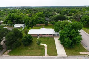 708 W North Ave, Lampasas, TX 76550 - Photo 35