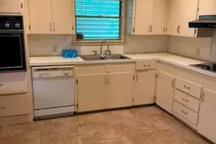 208 Bowie St, Port Lavaca, TX 77979 - Photo 5