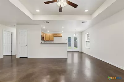 908 E Avenue B, Lampasas, TX 76550 - Photo 5