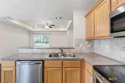 908 E Avenue B, Lampasas, TX 76550 - Photo 9