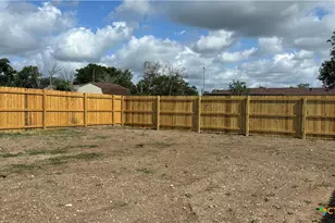 804 E 6th St, Nixon, TX 78140 - Photo 27