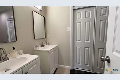 804 E 6th Street, Nixon, TX 78140 - Photo 13