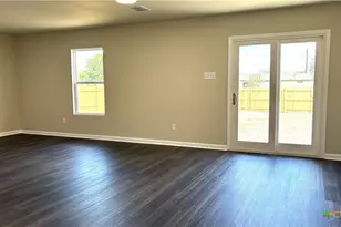 804 E 6th St, Nixon, TX 78140 - Photo 9