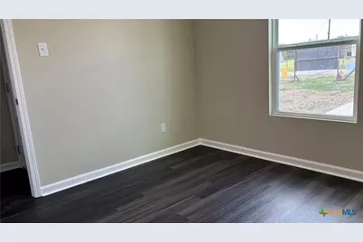 804 E 6th Street, Nixon, TX 78140 - Photo 17