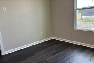 804 E 6th St, Nixon, TX 78140 - Photo 17