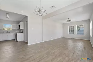 630 E Pine St, Seguin, TX 78155 - Photo 9