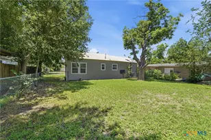 630 E Pine St, Seguin, TX 78155 - Photo 23