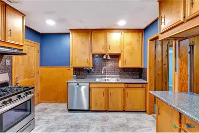 2402 E Brazos Street, Victoria, TX 77901 - Photo 11