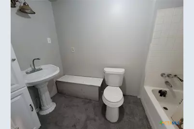 1108 S East Street, Edna, TX 77957 - Photo 7